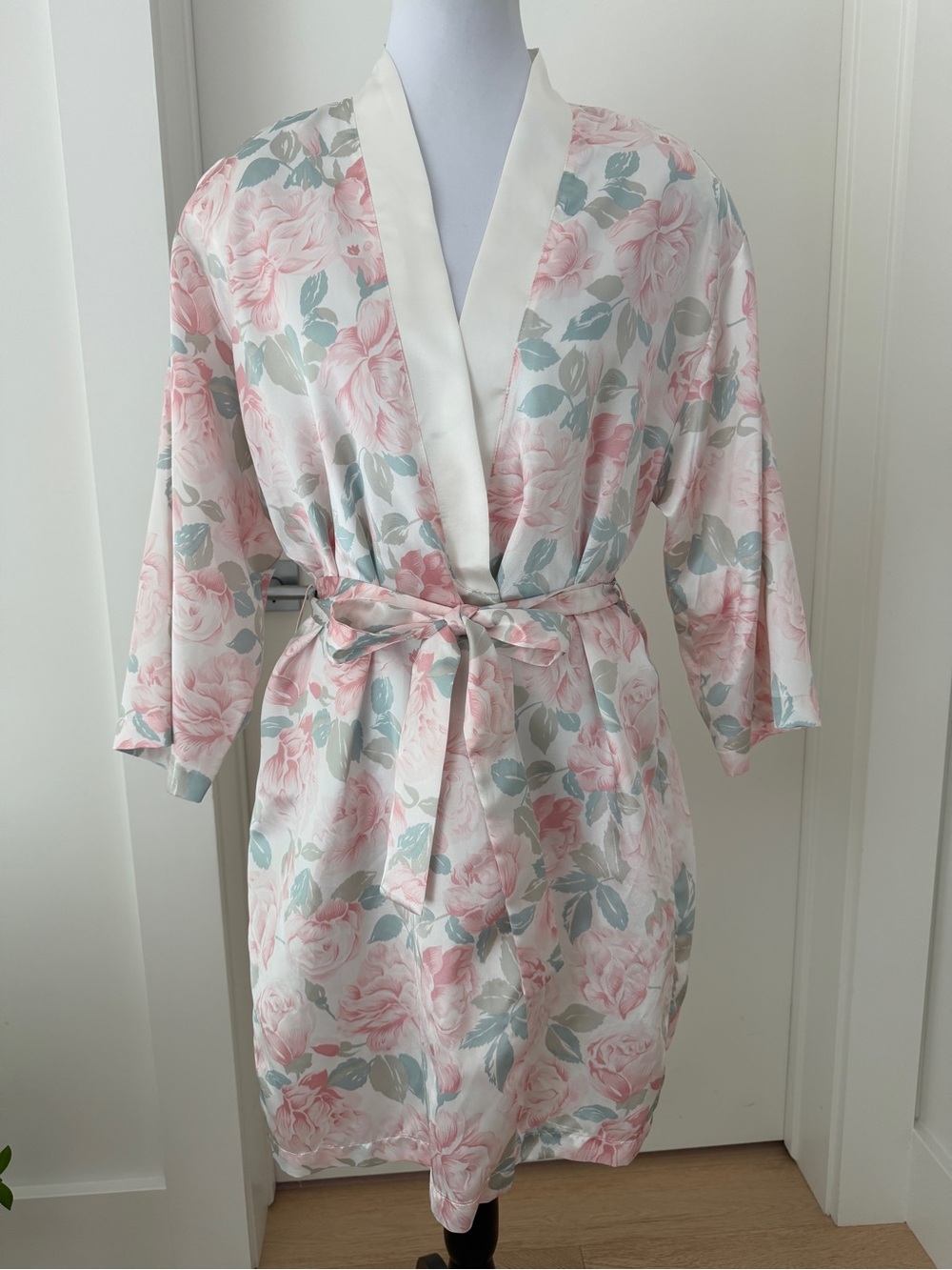 VINTAGE Linda for Eaton Robe Tie Waist Rose Pattern Satin Short Feminine Pastel